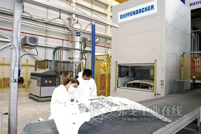 自2010年6月起，一条由迪芬巴赫公司制造的全能型D-SMC试用生产线在Fraunhofer化学技术研究院投入使用。此图中，研究人员用手取出了一个用于紧凑型汽车的D-SMC后举升门的结构内壳（图片来自迪芬巴赫公司）