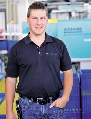 F. Morat公司生产部经理Erich Gutmann，他具有20年模腔压力技术使用经验