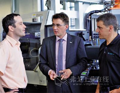 F. Morat公司技术经理Thomas Andres (左)、 F. Morat 公司生产部经理Erich Gutmann (右) 与Kistler公司Oliver Schnerr博士进行现场交流
