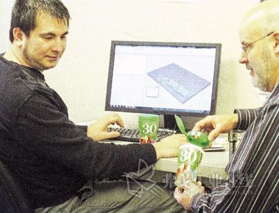 图4 Currier的Jedik（左）和Kieffer（右）在检查用该公司Objet 30数字3D打印机打印的原型组合件