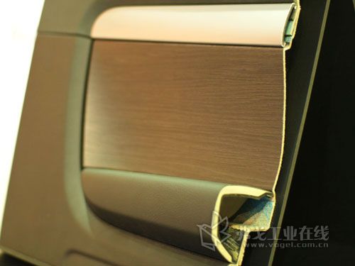 在利用专利的Ligneos 产品/工艺进行模压成型的过程中，Faurecia公司的Lignoflex材料能够被粘接到硬木薄片饰面上(见下方断面)，从而形成图中所示的装饰门板。这些门板比采用传统的热塑性复合材料制成的门板更轻，并具有实木般的质感(图片来自Faurecia)
