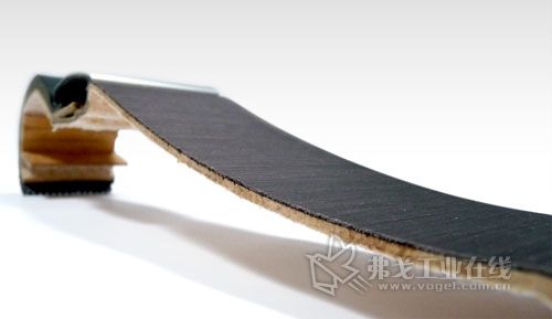 该面板断面图显示出了薄木板与Lignoflex基底的粘接(图片来自Faurecia)