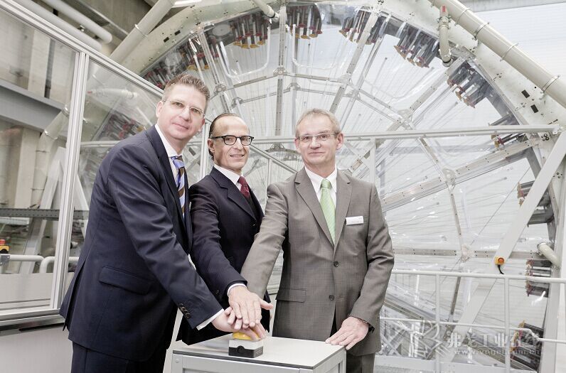 Rehau汽车部门执行委员会成员Martin Wippermann、副总经理Veit Wagner博士和菲希塔赫11工厂经理Stefan Tetek在Rehau新的技术中心开幕仪式上
