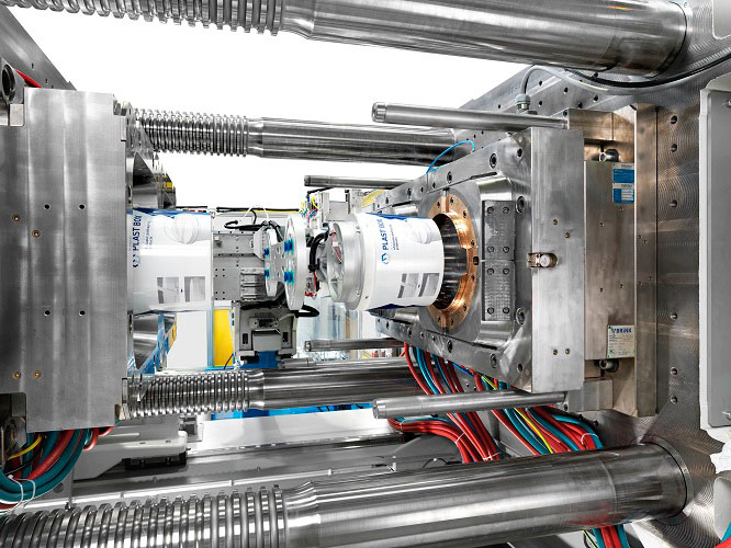 克劳斯玛菲GX系列的注塑机为安装大型模具和冷却水系统提供了充足的空间