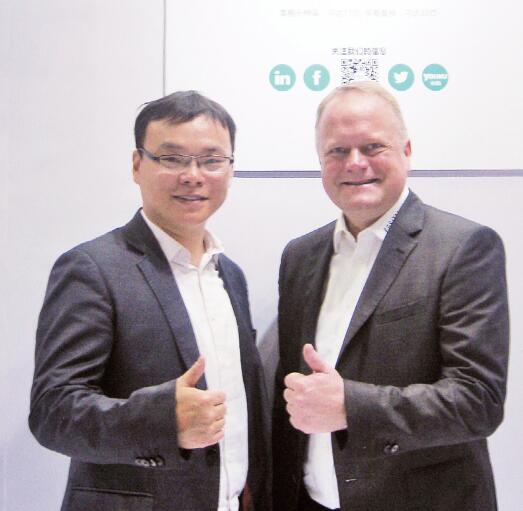 博思特Ingo Moench 博士（右）和 博思特中国产品经理邹平龙先生