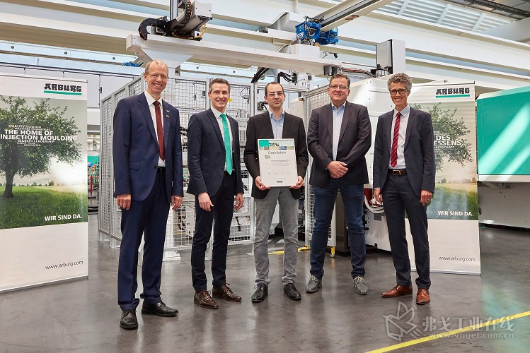 Berker公司的 Christoph Koch和Sebastian Walther (右2和右3)与阿博格的德国销售总监Oliver Giesen (右)、技术与大客户管理负责人 Ralf Müller(左2)和销售 Reinhold Baar-Bartelt一起，共同庆祝第100台Allrounder注塑机的正式交付
