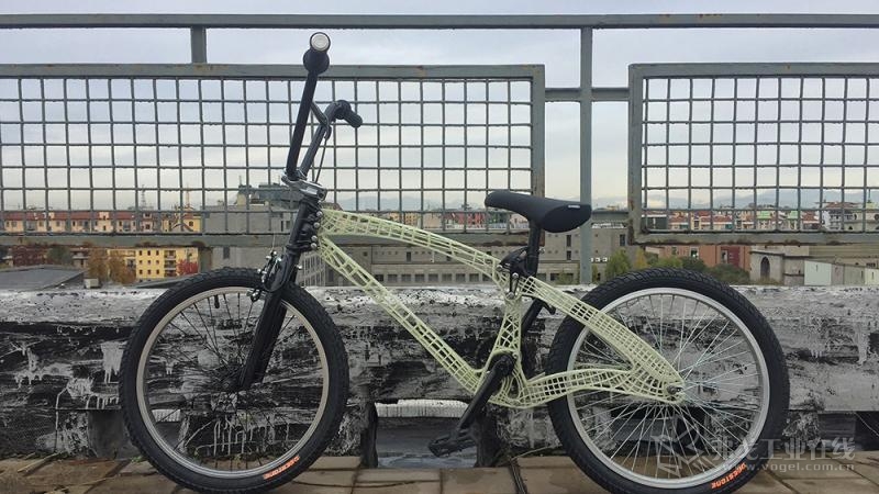 BMX自行车的车架由六轴机械手臂构建而成，并充分利用了CFM工艺能够控制纤维定位的能力
