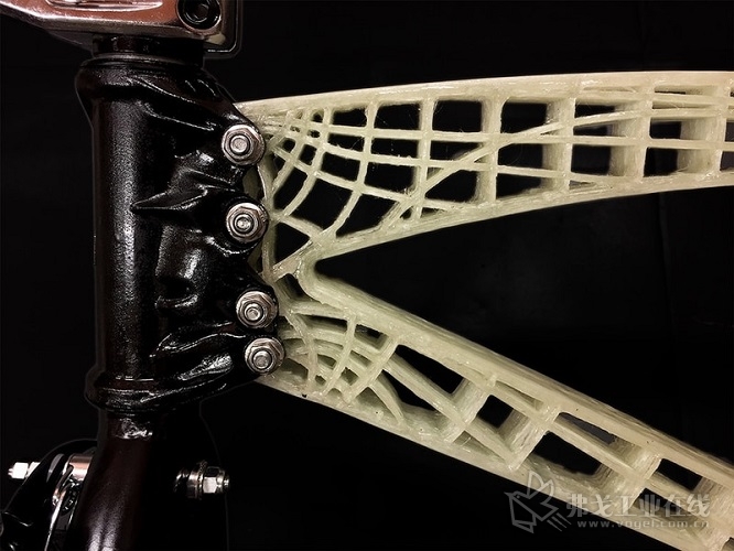 该3D打印的自行车架，是采用拓扑优化的3D打印金属连接件将3个单独打印的部件组装在一起