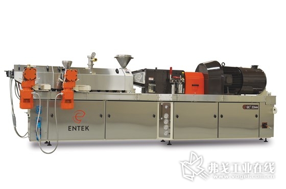 ENTEK挤出机公司展出的QC3 33mm同向双螺杆挤出机是QC3系列的一种新规格，专为小批量生产而设计