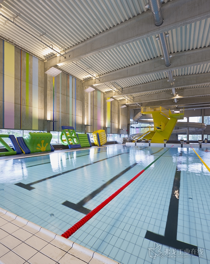 位于挪威Årnes 的游泳馆占地面积约4000m2。为确保无眩光照明， 泛光灯装有反射器，不仅提供了良好的一般照明，还营造了宜人的气氛。PLEXIGLAS®光学元件耐受潮湿（图片来自Osram）