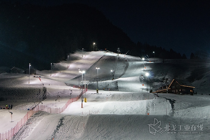 在瑞士Horn，过去沿滑雪道布置的常规泛光灯仅提供斑点照明，由21个Floodlight 20 maxi灯组成的新系统现在确保了对坡道的均匀照明，为滑雪者提供了最佳的能见度。PLEXIGLAS® 透镜提供了精确的光控制、最小的眩光和最高的效率（图片来自Osram