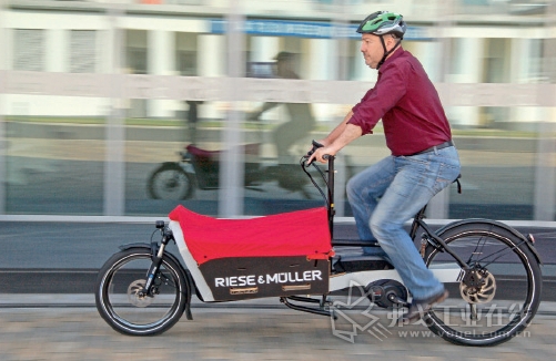 火红色的Packster 60型送货自行车带有防雨的货箱盖，有十档变速，易于骑行和停放