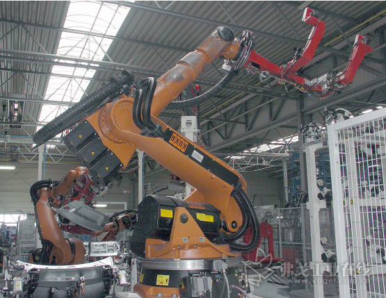 紧凑型机器人：三维移动的“triflex RS”拖链供能拖链系统，紧凑型通用模块。在德国MA自动化，每个轮班可以进行200次抓取后盖的操作