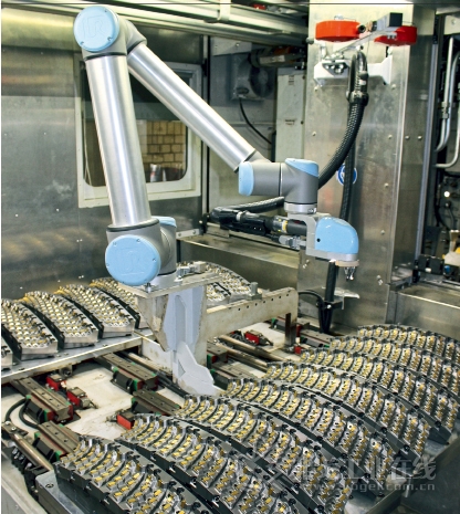 Mevert机床设备公司用可换扳手取代了常规的机器人手臂，因为这一角度螺丝刀可以松开和拧紧固定可转位刀片的紧固螺钉