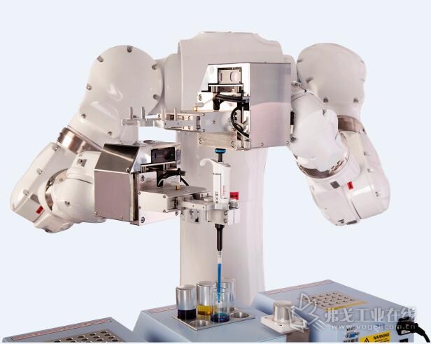 图4 Yaskawa公司的Motoman CSDA10F系列双臂机器人特别适合实验室的卫生要求，凭借多功能工具和夹爪，其用途非常广泛