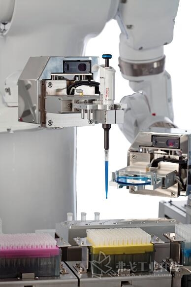 图5 双臂机器人Motoman CSDA1OF可以精确和准确再现地完成生物、化学以及医学实验室的工作