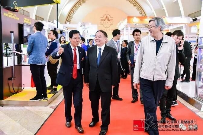 中国工程院原院长周济院士等领导莅临 IAMD Beijing 自动化展会并参观倍福展台