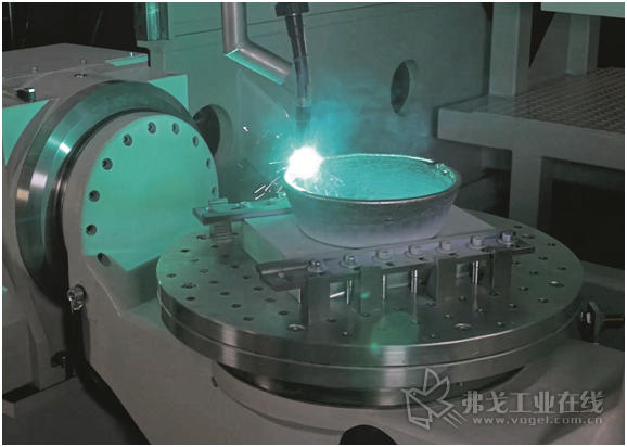 图1 Gefertec公司开发的金属3D打印技术是利用电弧熔化焊丝，逐步焊接成型的工艺技术，Peiseler公司设计制造的ZAS 320型双轴可倾式回转工作台保证了零件的精确定位