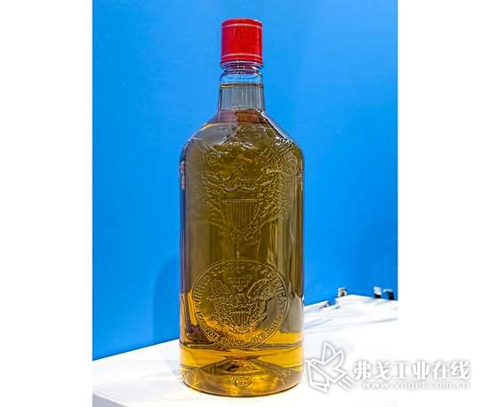 这款PET材质的仿玻璃酒瓶拥有清晰度极高的花纹，这些花纹从模具细节复制而来，展现了LiquiForm工艺在清晰度方面的优势