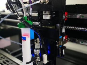 图尔克电容传感器在点胶机设备上的应用-用于智能高速精密点胶机阀体上胶液液位检测