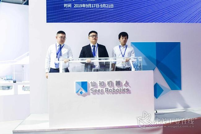 仙知机器人CEO赵越先生、副总经理张绥先生、产品总监叶杨笙先生共同揭开SRC新品发布仪式