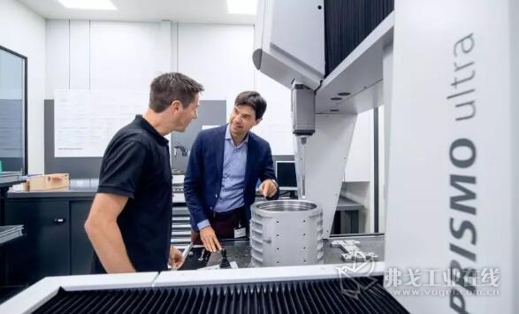 MAPAL的测试和测量技术员Frank Deschner(图左)向蔡司产品经理Alessandro Gabbia介绍ZEISS PRISMO ultra上的定子外壳测量结果。