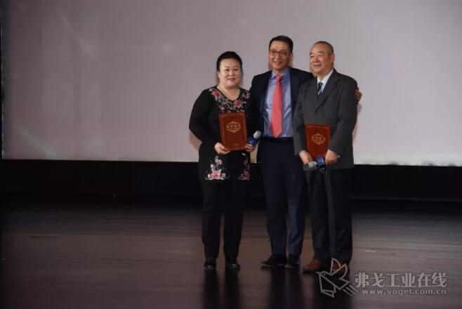 莱姆电子中国区总经理张宗慧为优秀老员工颁奖合影