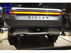 Rivian R1T新专利：后档板可摇晃之后再放下更方便装卸货物